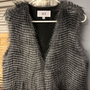 NWOT JACK Women's Faux Fur Black Grey Chevron Vest medium